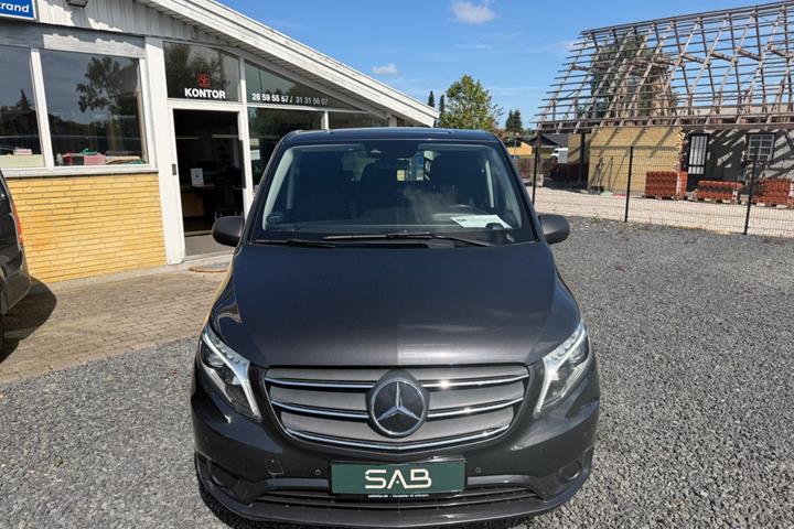Sort Mercedes Vito 119 fra 2021