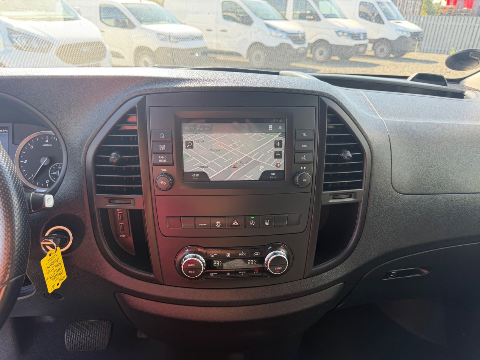 Sort Mercedes Vito 119 fra 2021