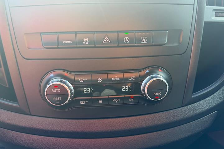 Sort Mercedes Vito 119 fra 2021