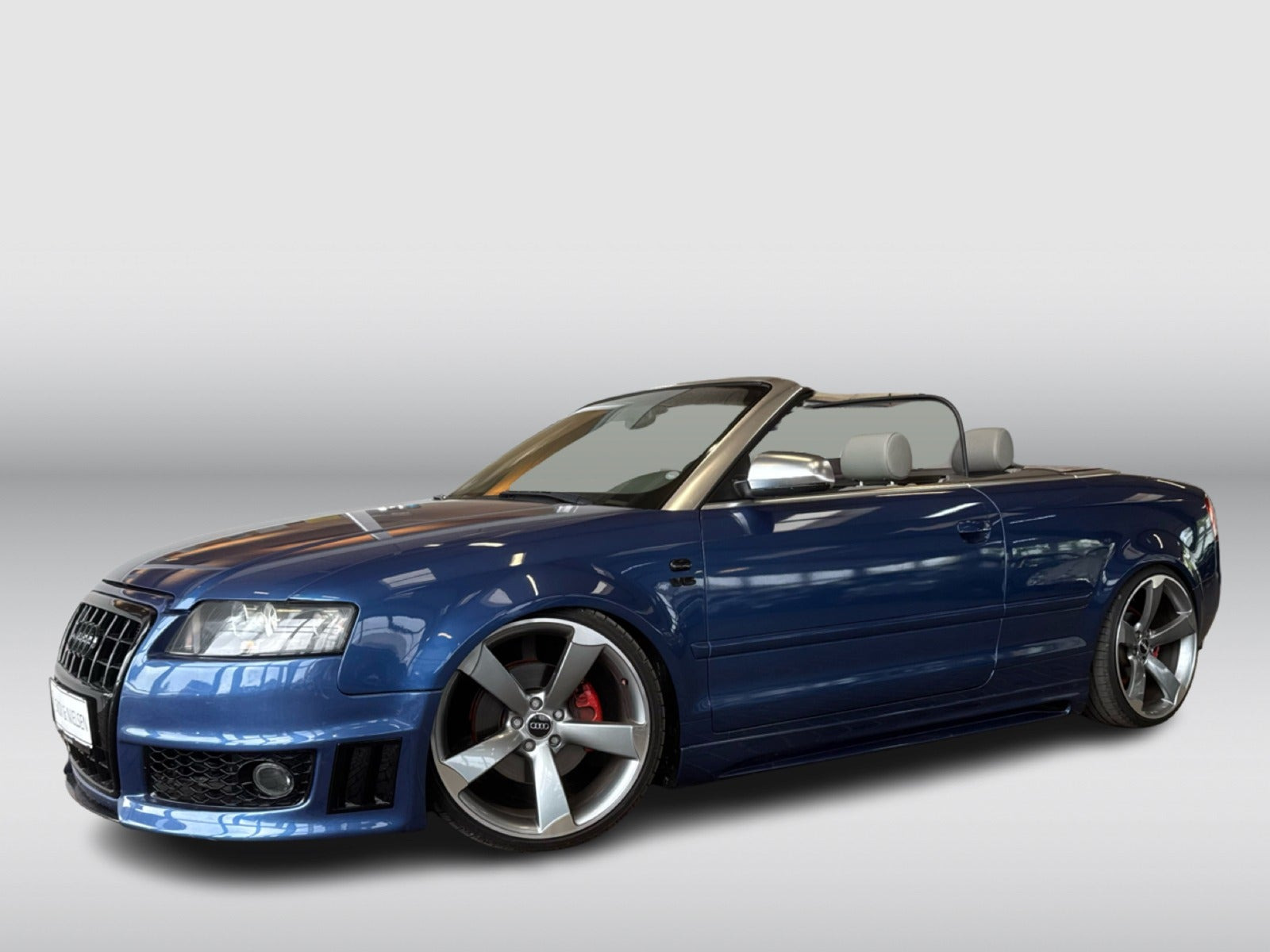 Blå Audi A4 fra 2002
