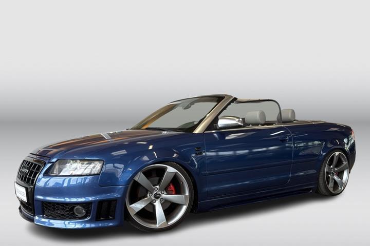 Blå Audi A4 fra 2002