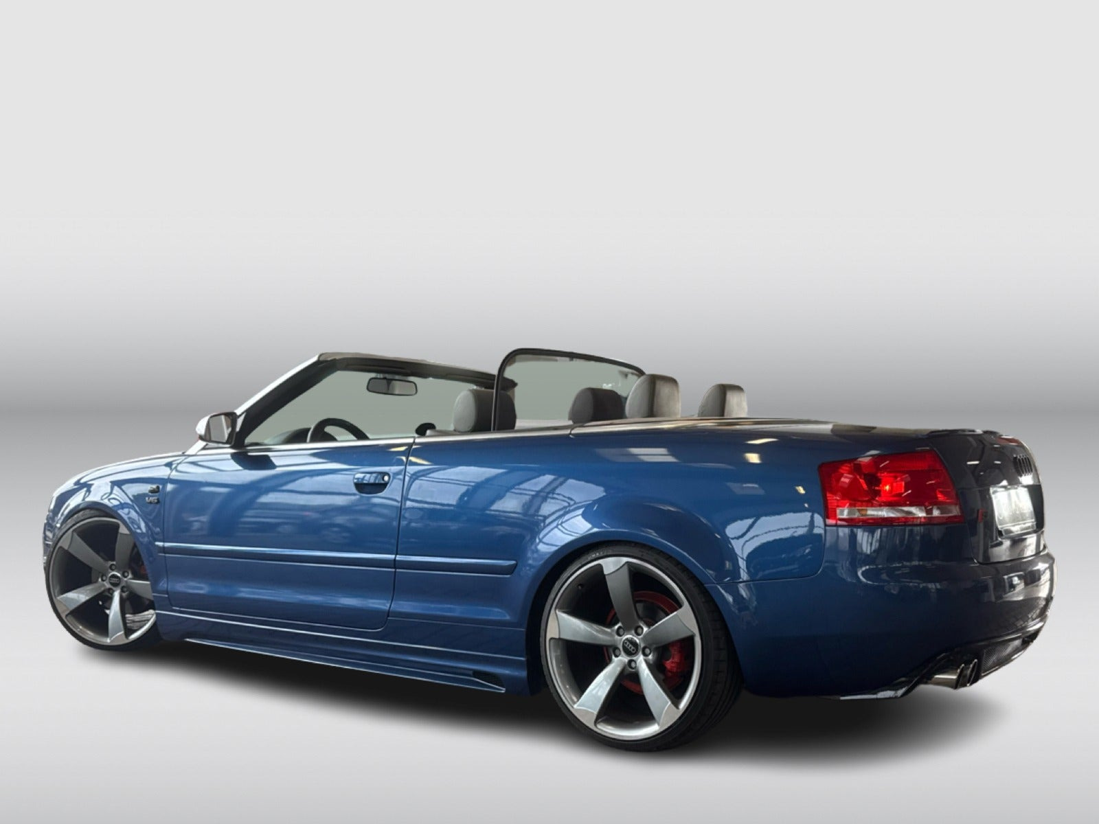 Blå Audi A4 fra 2002