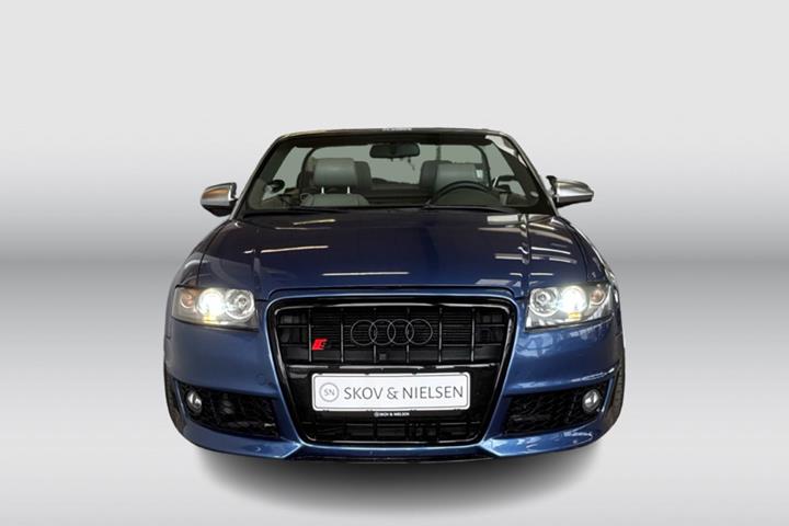 Blå Audi A4 fra 2002