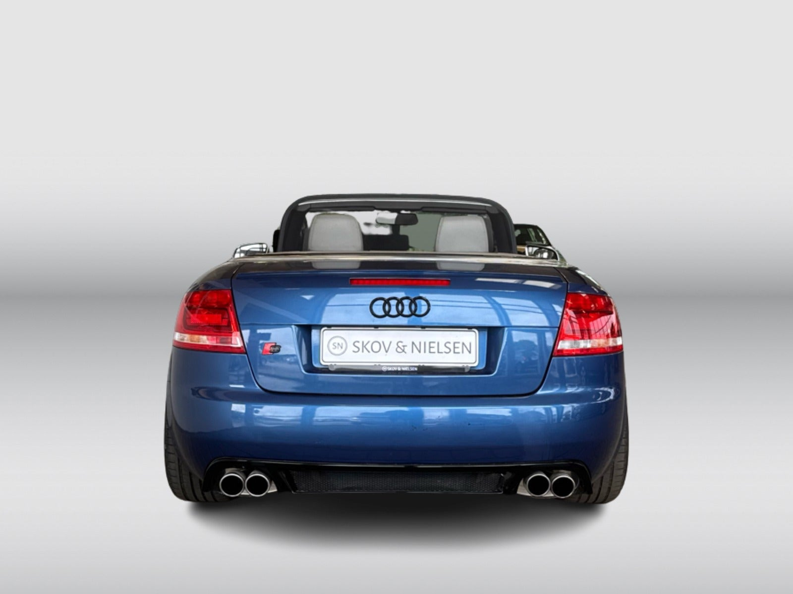 Blå Audi A4 fra 2002