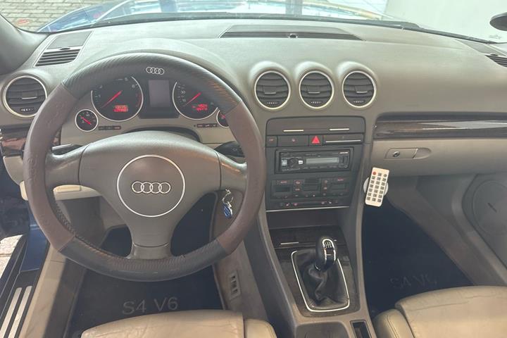 Blå Audi A4 fra 2002