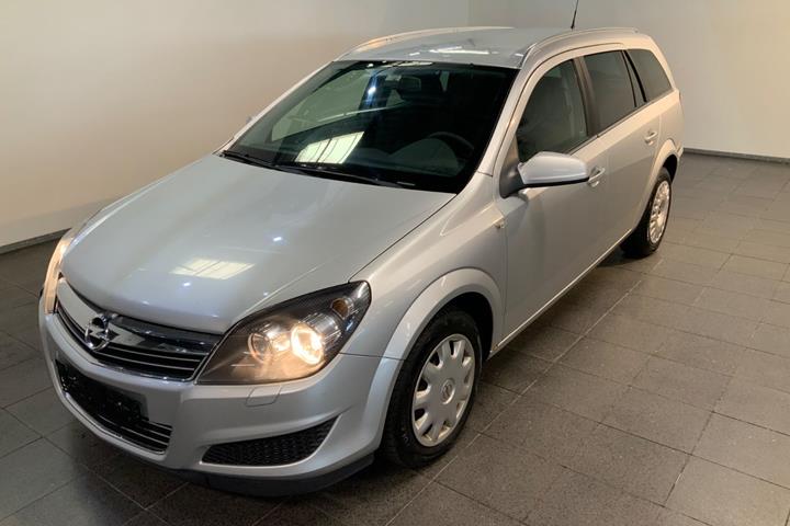 Sølv Opel Astra fra 2010 set udefra