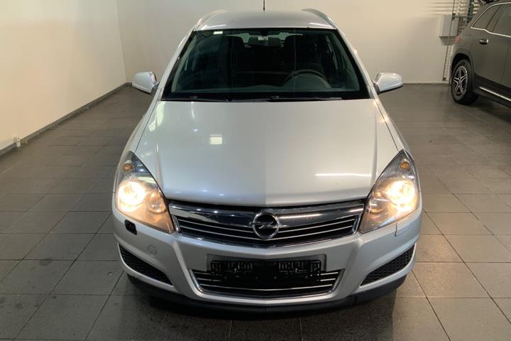Sølv Opel Astra fra 2010