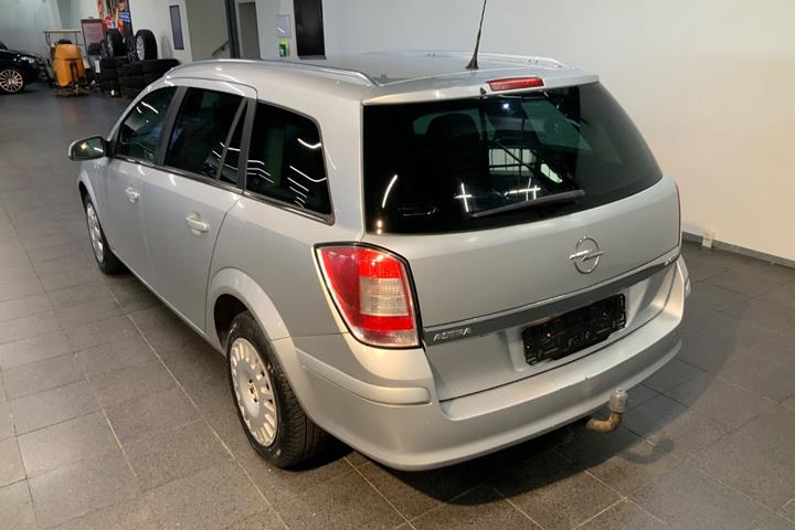 Sølv Opel Astra fra 2010