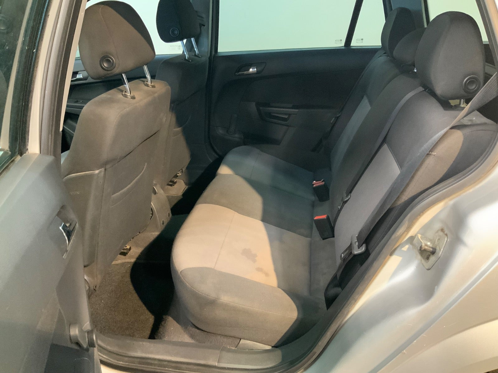 Sølv Opel Astra fra 2010