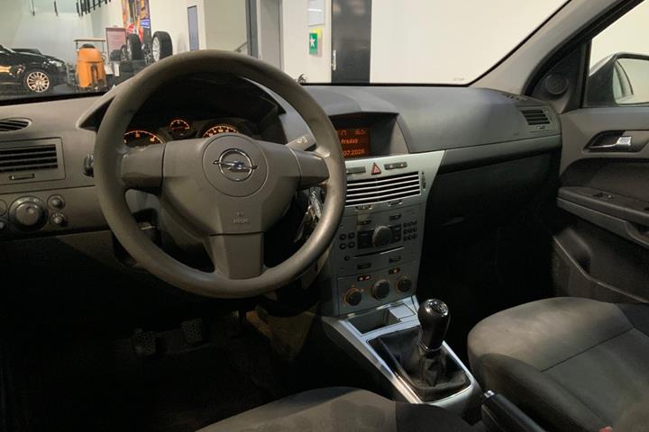 Sølv Opel Astra fra 2010