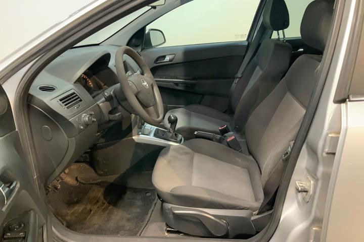 Sølv Opel Astra fra 2010