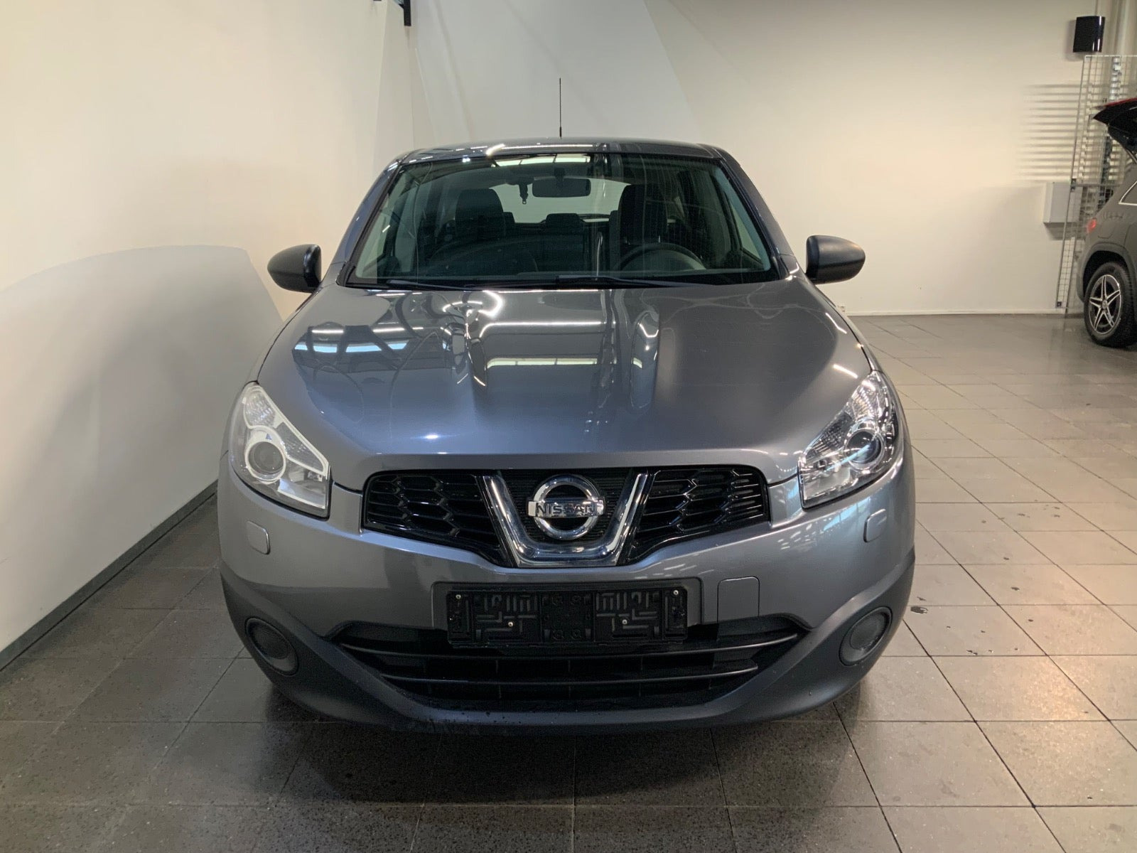 Grå Nissan Qashqai fra 2012