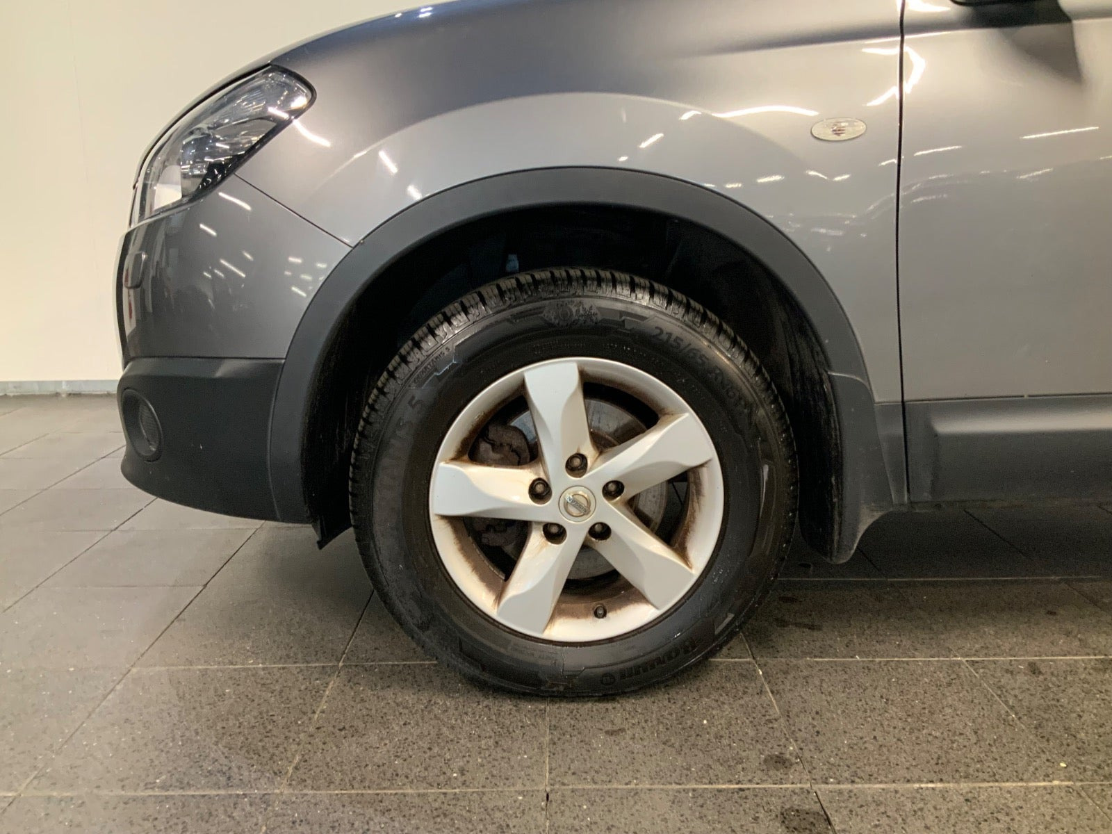 Grå Nissan Qashqai fra 2012