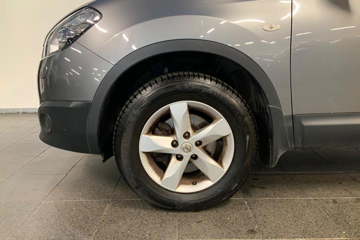 Grå Nissan Qashqai fra 2012
