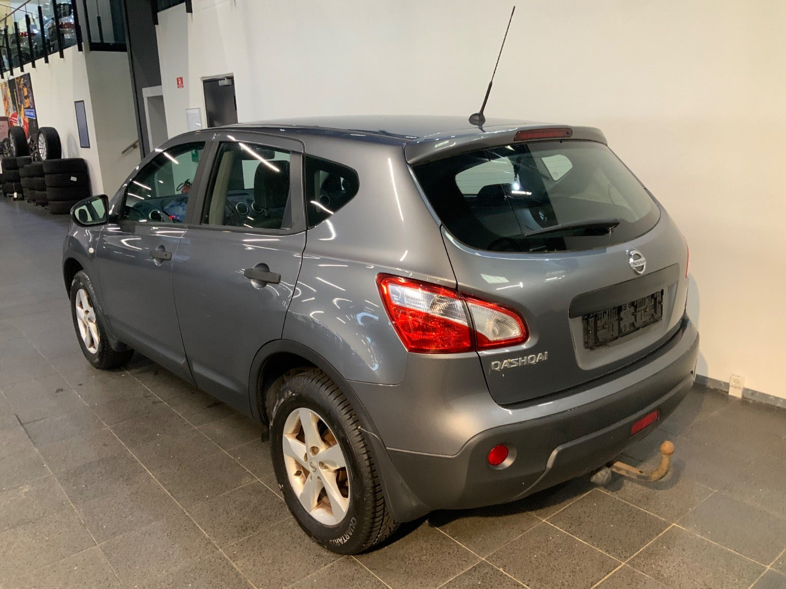 Grå Nissan Qashqai fra 2012