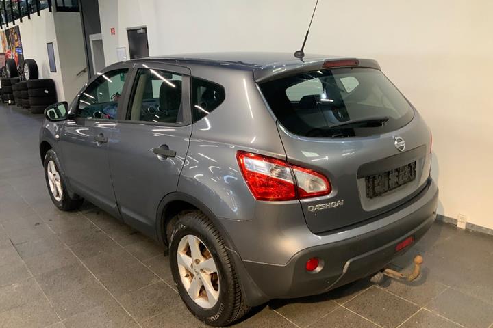 Grå Nissan Qashqai fra 2012