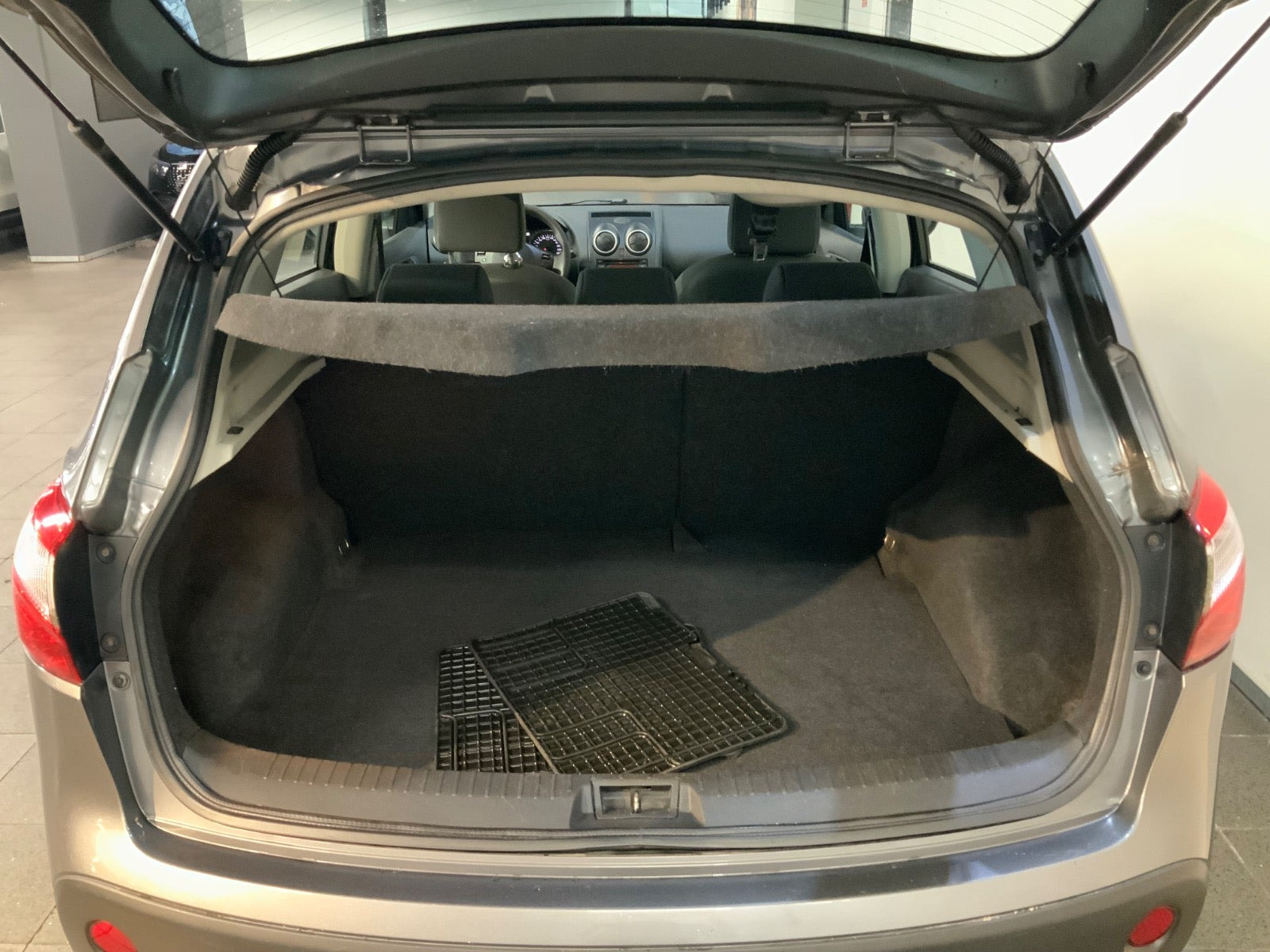 Grå Nissan Qashqai fra 2012