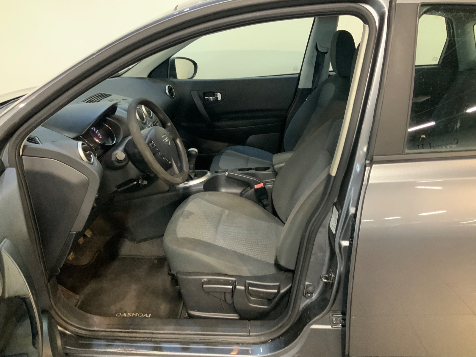 Grå Nissan Qashqai fra 2012
