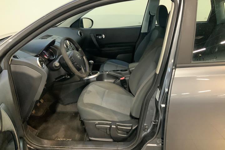 Grå Nissan Qashqai fra 2012