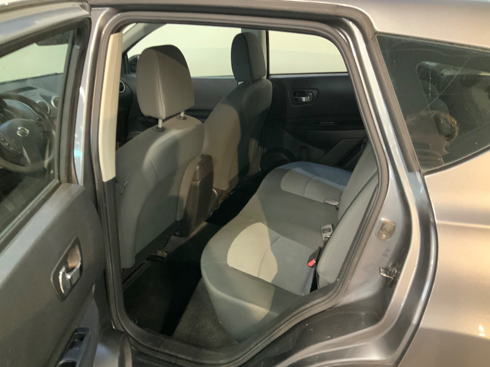 Grå Nissan Qashqai fra 2012