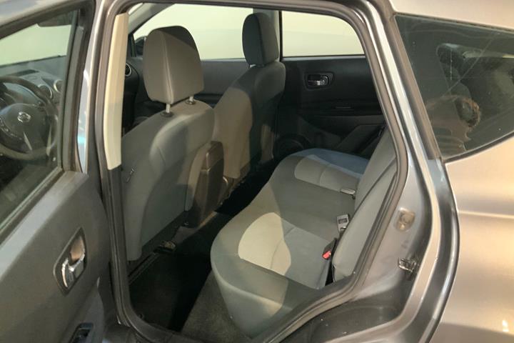 Grå Nissan Qashqai fra 2012
