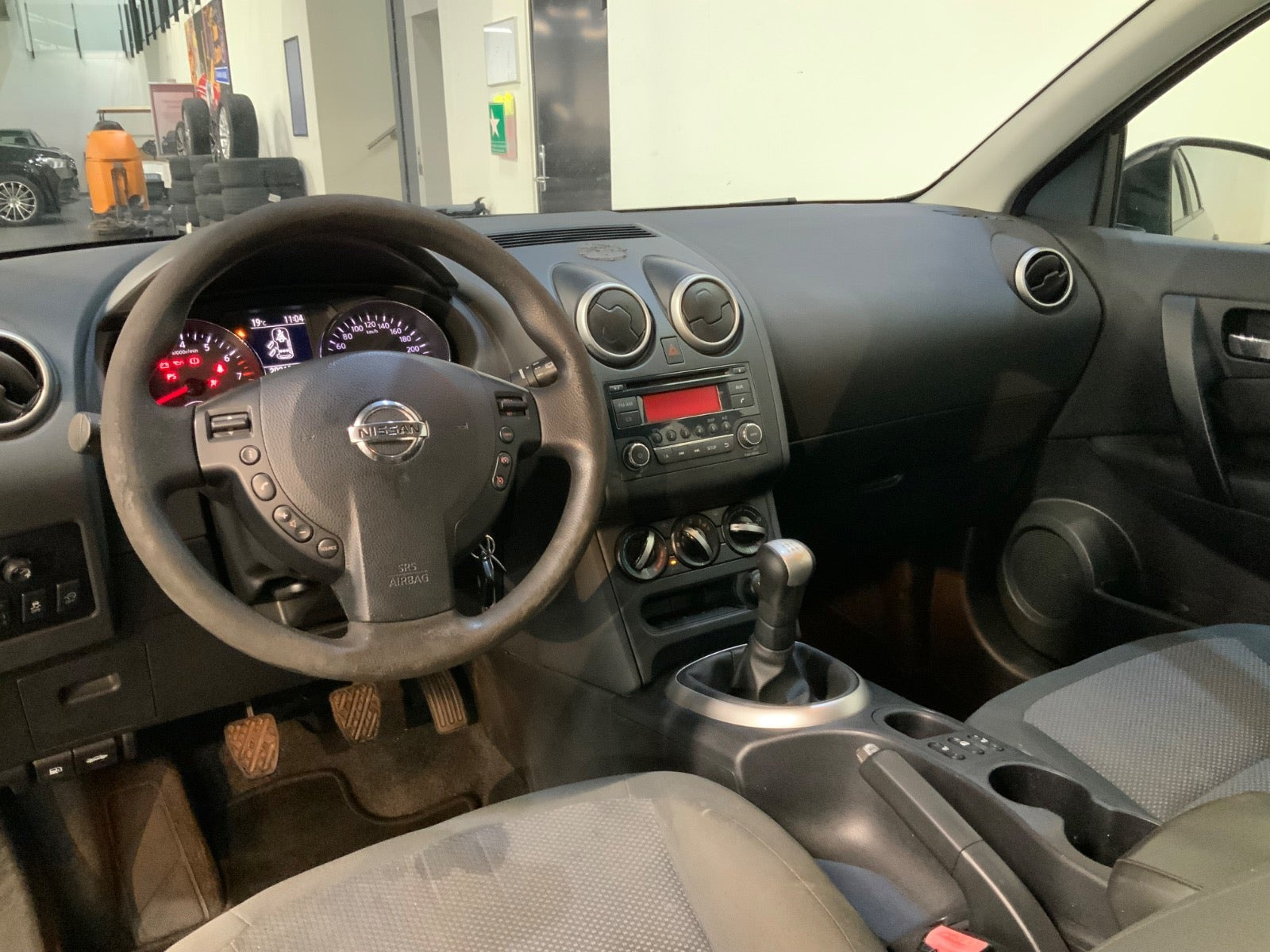 Grå Nissan Qashqai fra 2012