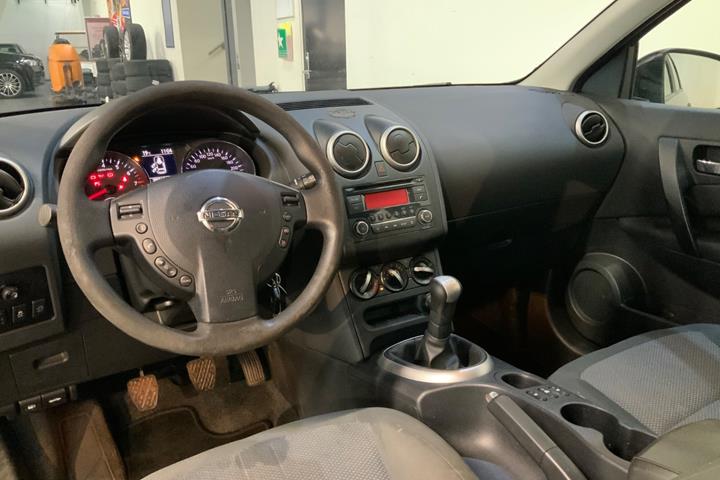 Grå Nissan Qashqai fra 2012