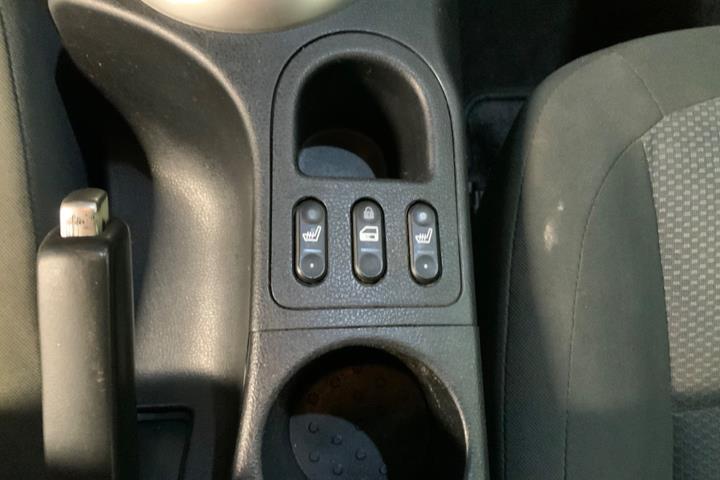 Grå Nissan Qashqai fra 2012