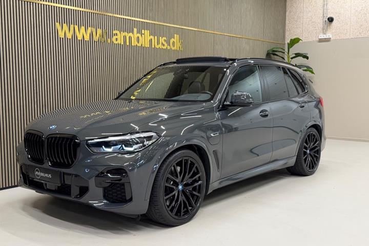 Grå BMW X5 fra 2023 set udefra