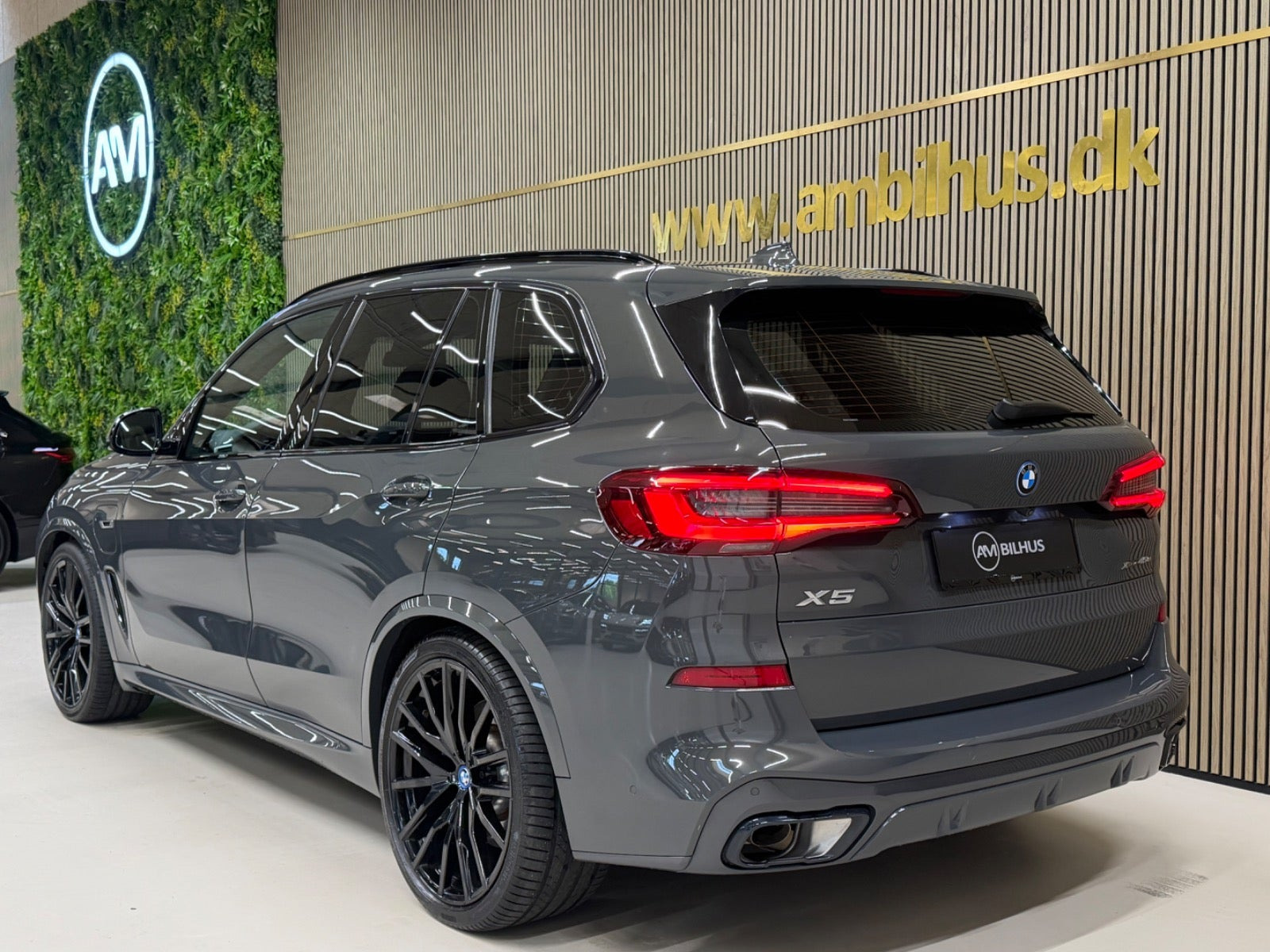 Grå BMW X5 fra 2023