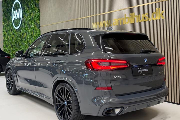 Grå BMW X5 fra 2023