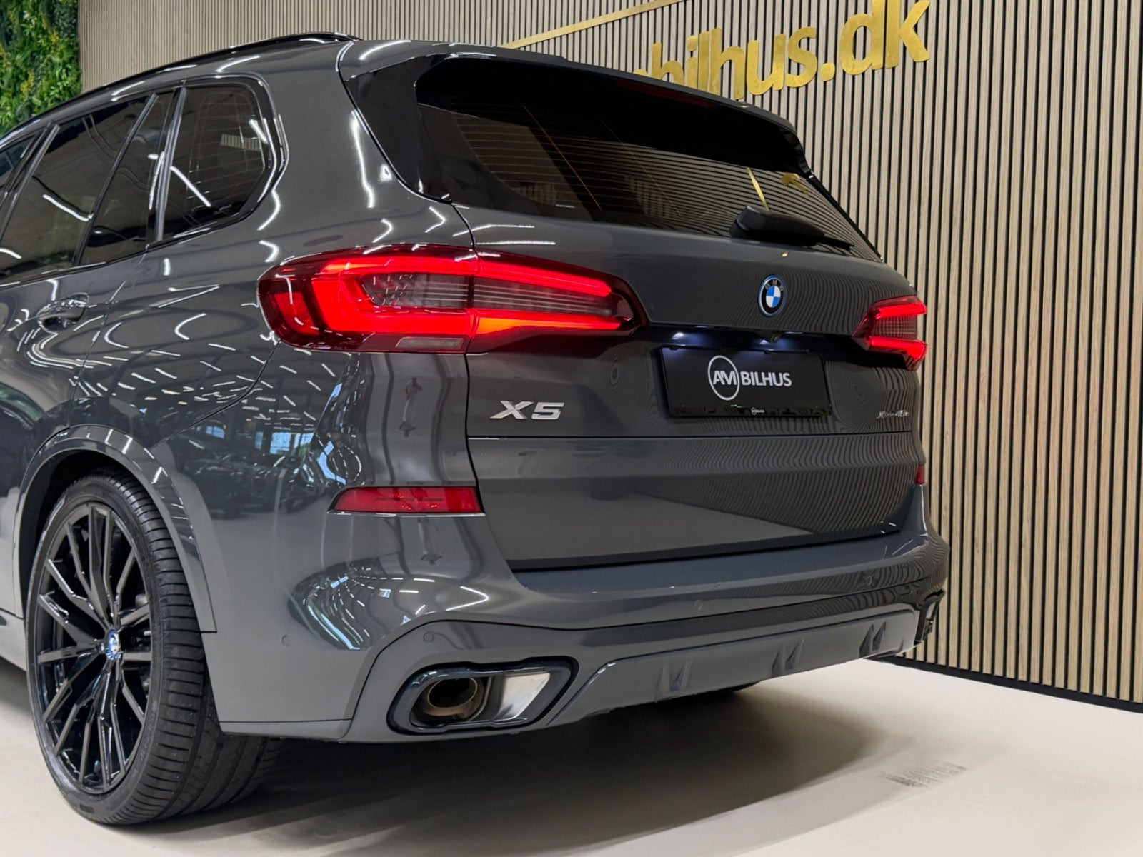 Grå BMW X5 fra 2023
