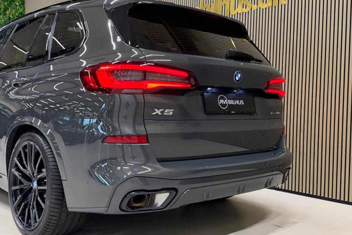 Grå BMW X5 fra 2023