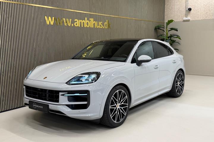 Beige Porsche Cayenne fra 2025