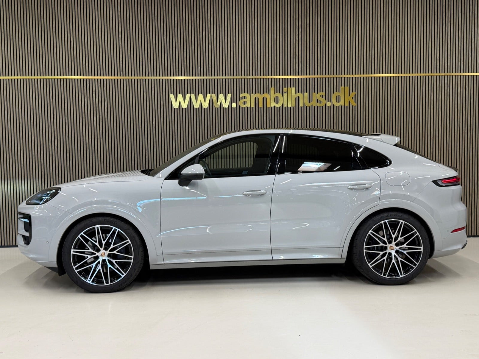 Beige Porsche Cayenne fra 2025
