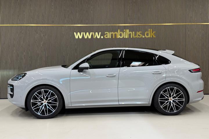 Beige Porsche Cayenne fra 2025