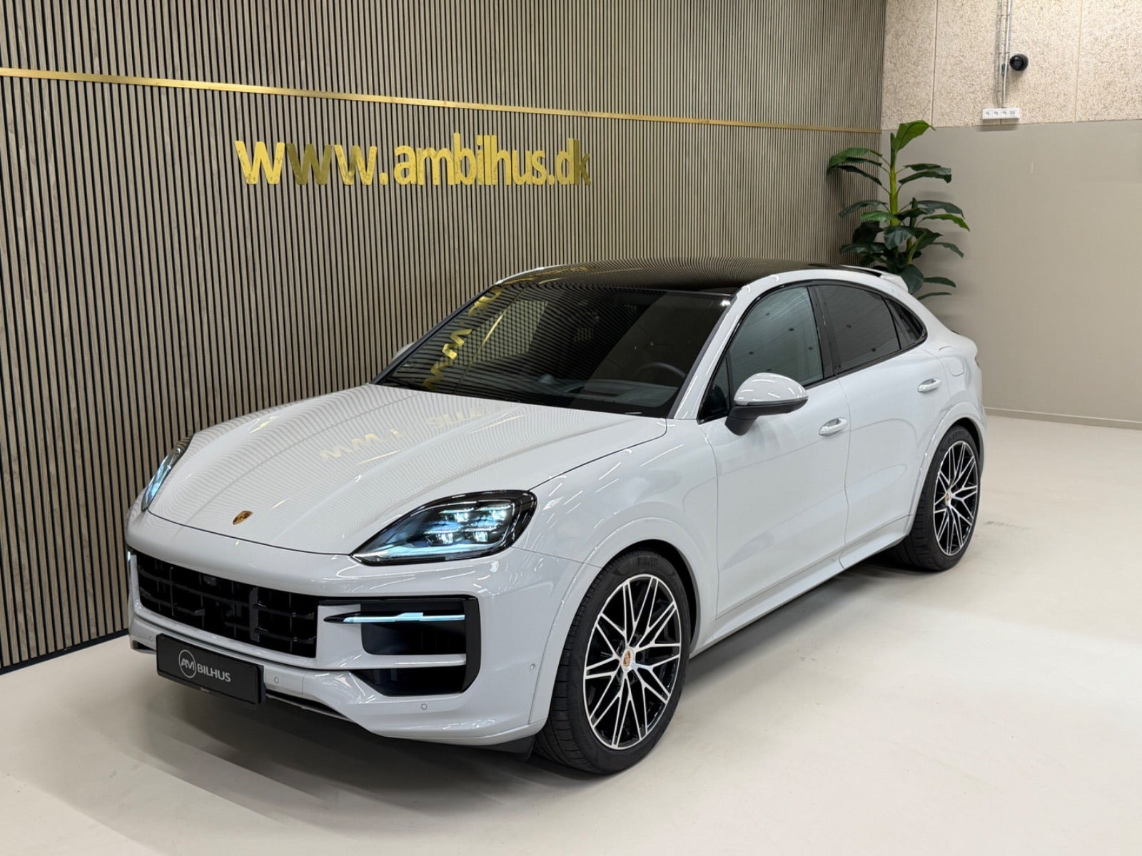 Beige Porsche Cayenne fra 2025