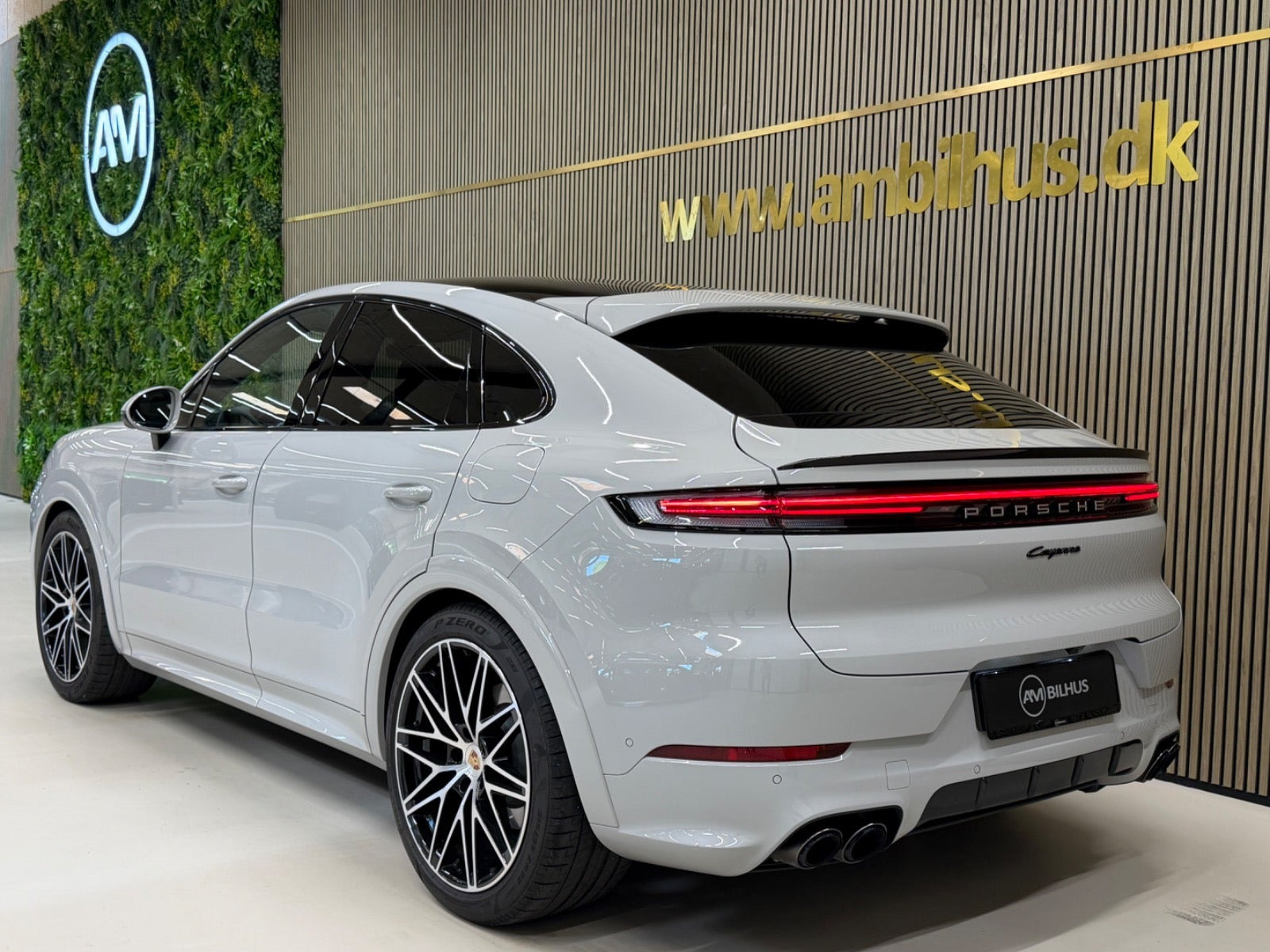Beige Porsche Cayenne fra 2025