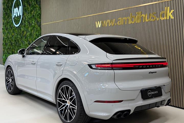 Beige Porsche Cayenne fra 2025