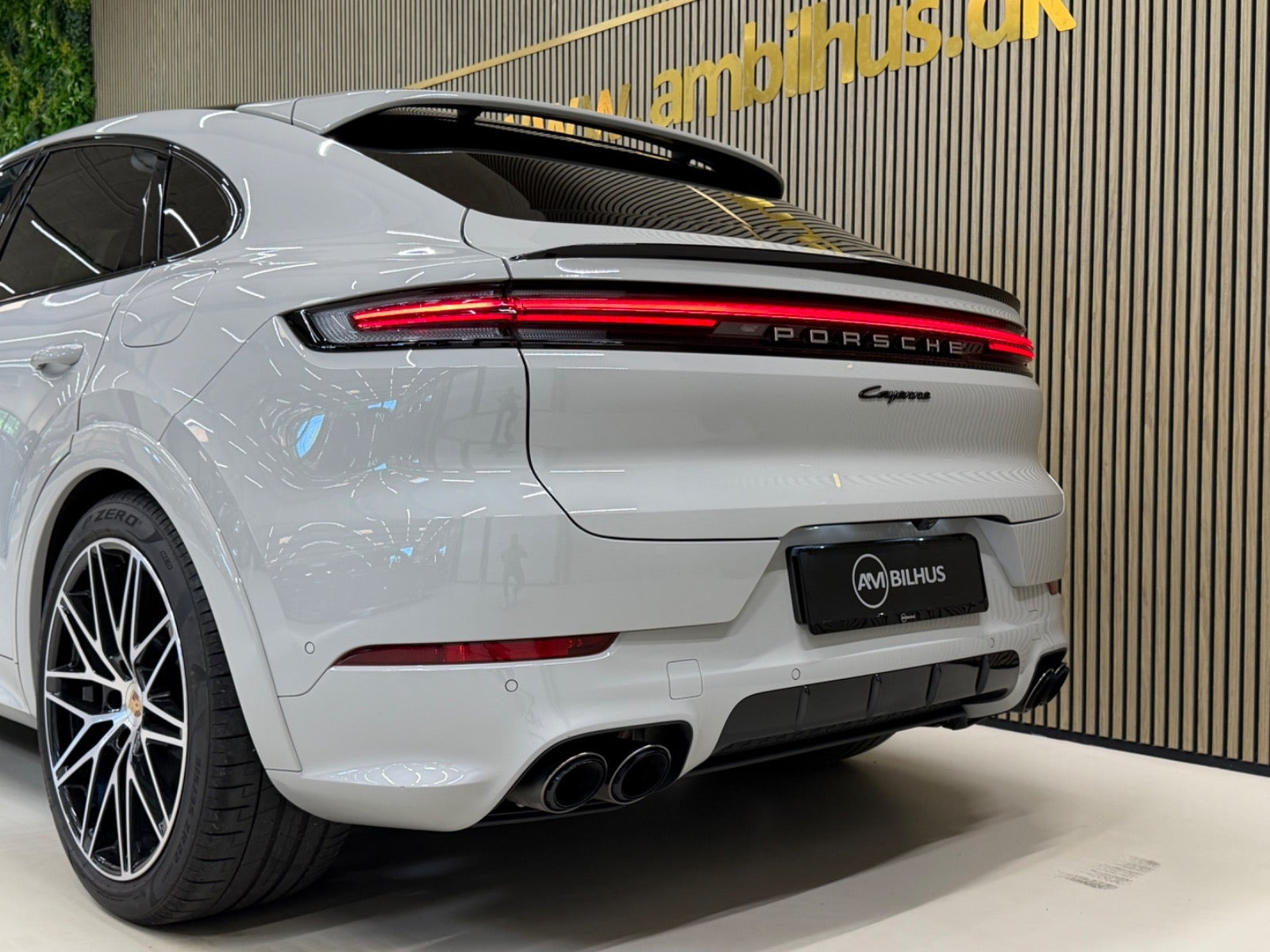 Beige Porsche Cayenne fra 2025