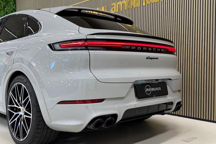 Beige Porsche Cayenne fra 2025