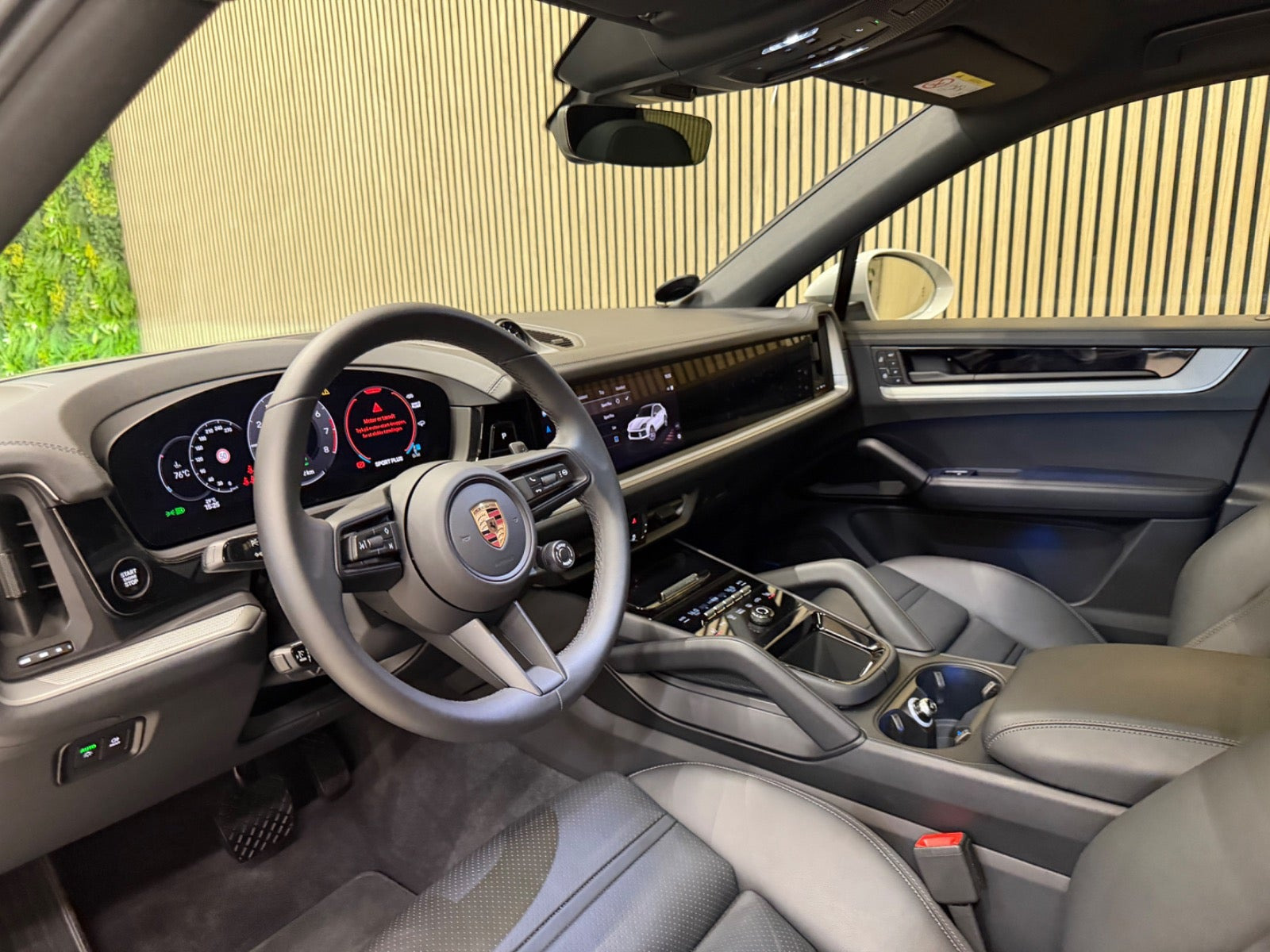 Beige Porsche Cayenne fra 2025
