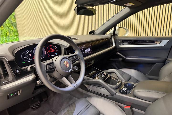 Beige Porsche Cayenne fra 2025