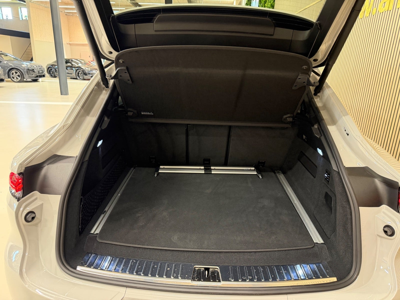 Beige Porsche Cayenne fra 2025