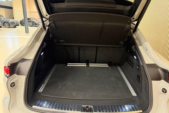 Beige Porsche Cayenne fra 2025
