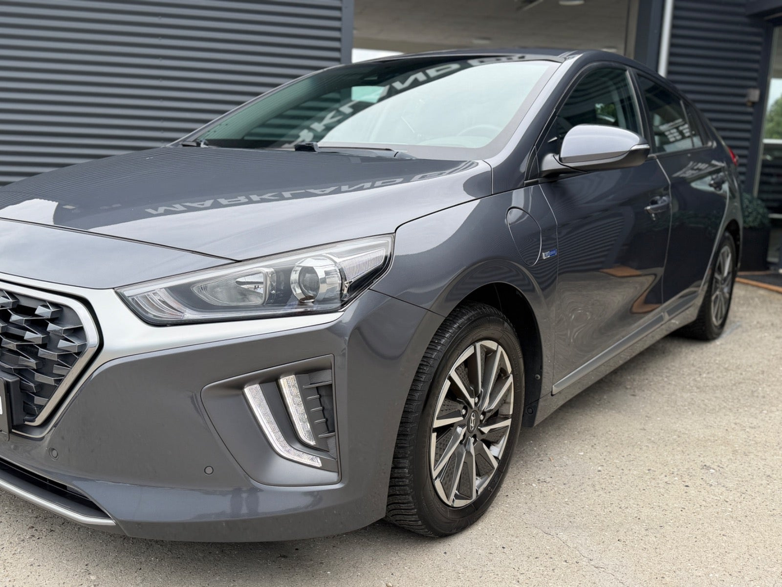 Grå Hyundai Ioniq fra 2020