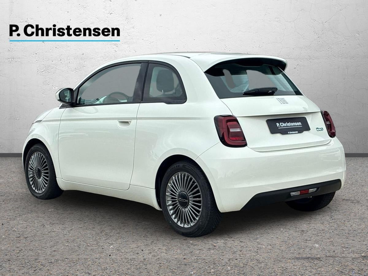Hvid Fiat 500e fra 2023