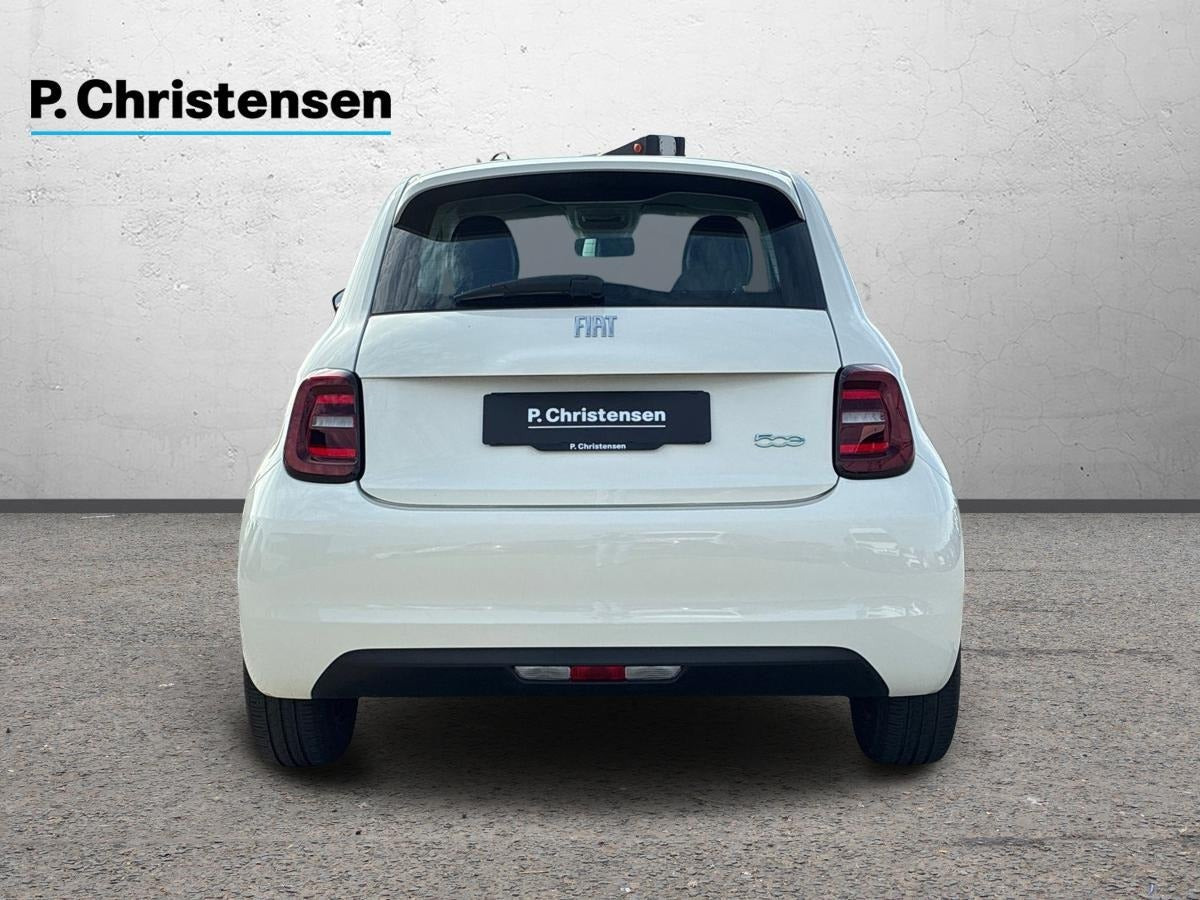 Hvid Fiat 500e fra 2023