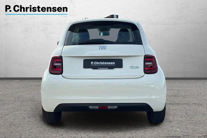 Hvid Fiat 500e fra 2023