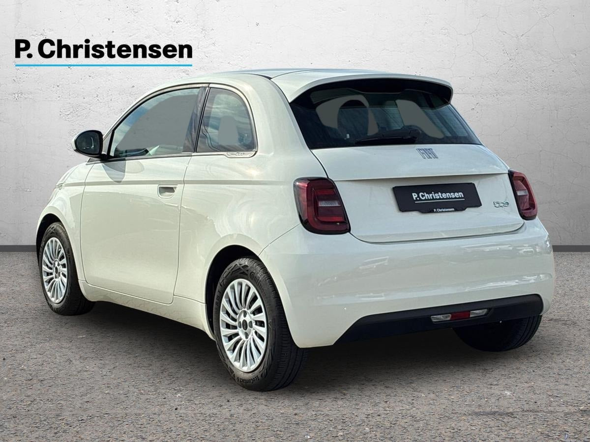 Hvid Fiat 500e fra 2023